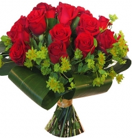 Flame of Passion 23 roses - : rose red,ornamental foliage,packing.
