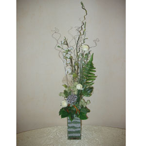 �������� ������ Ranunculuses in a squre vase with a sand