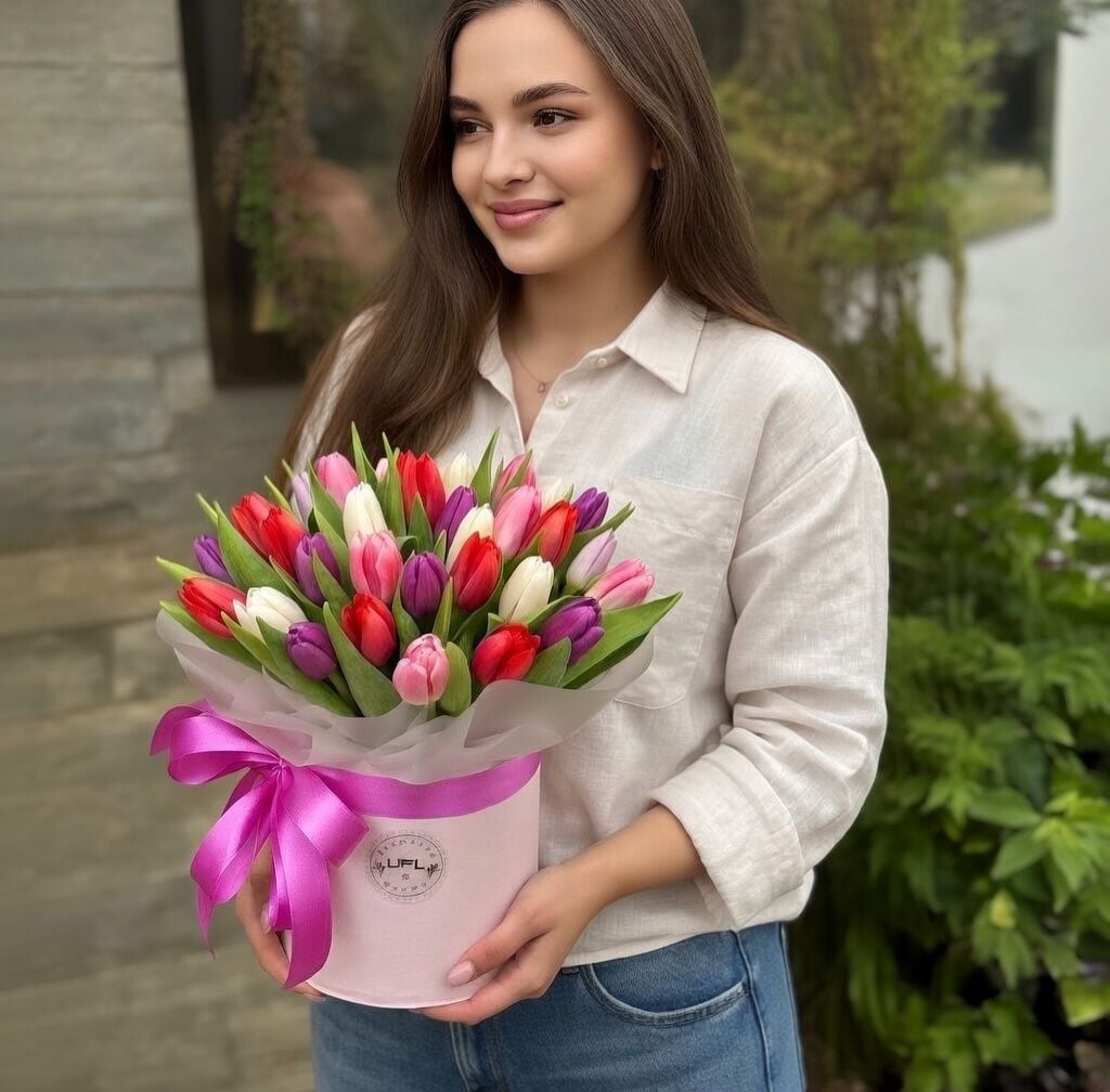 Product 25 tulips in a box