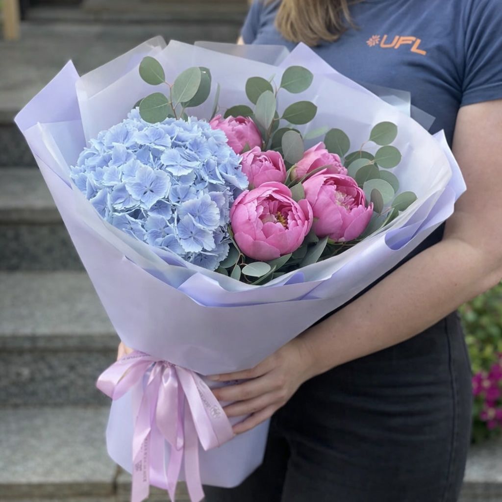 hydrangea, peony (7 pcs.), eucalyptus, packaging, ribbon