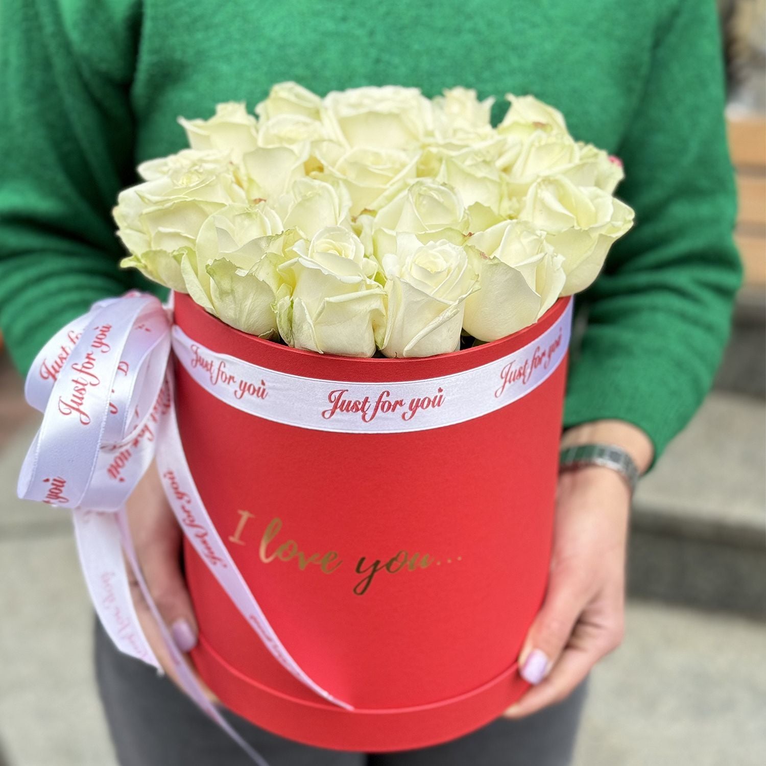 white rose avalanche (19 pcs.), box, oasis, packaging, ribbon