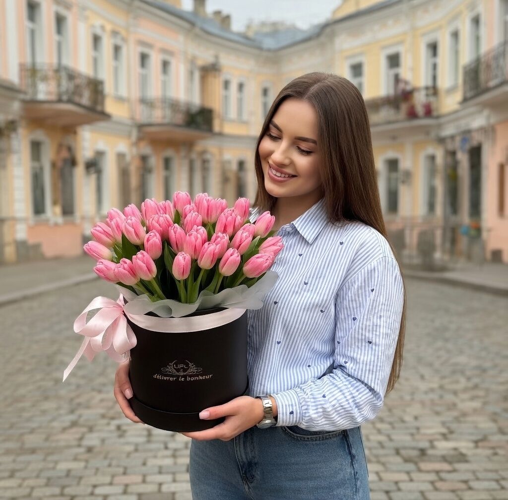 Bouquet 25 pink tulips in a box