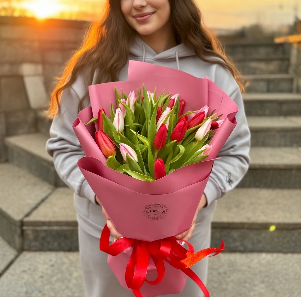 Bouquet 25 red and pink tulips