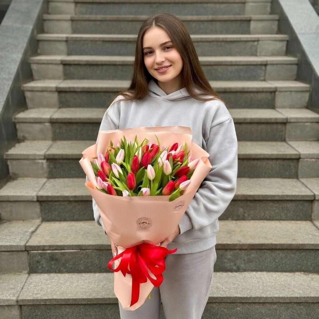 Bouquet 25 red and pink tulips