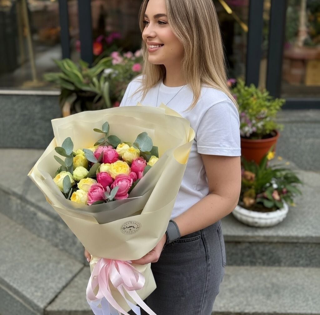 yellow rose, rose silva, pink bubbles, eucalyptus, packaging, ribbon