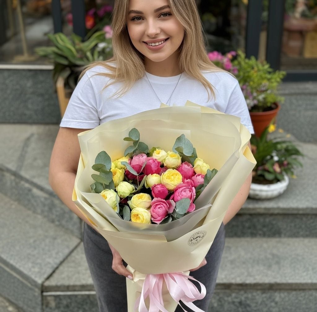 yellow rose, rose silva, pink bubbles, eucalyptus, packaging, ribbon