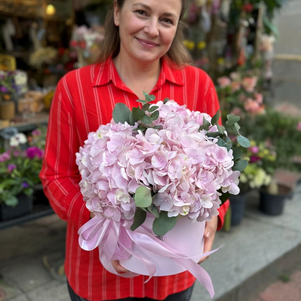 pink hydrangea, oasis, round box m 20x21cm, eucalyptus, packaging, ribbon