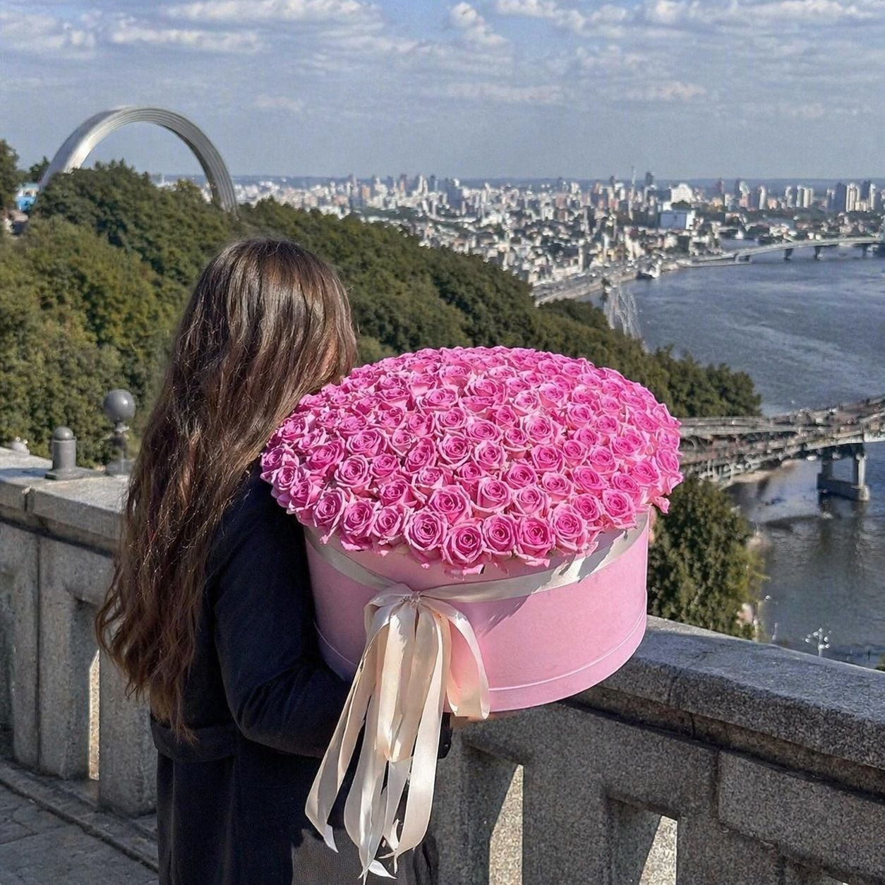 pink rose (101 pcs.), round box, oasis, packaging, ribbon