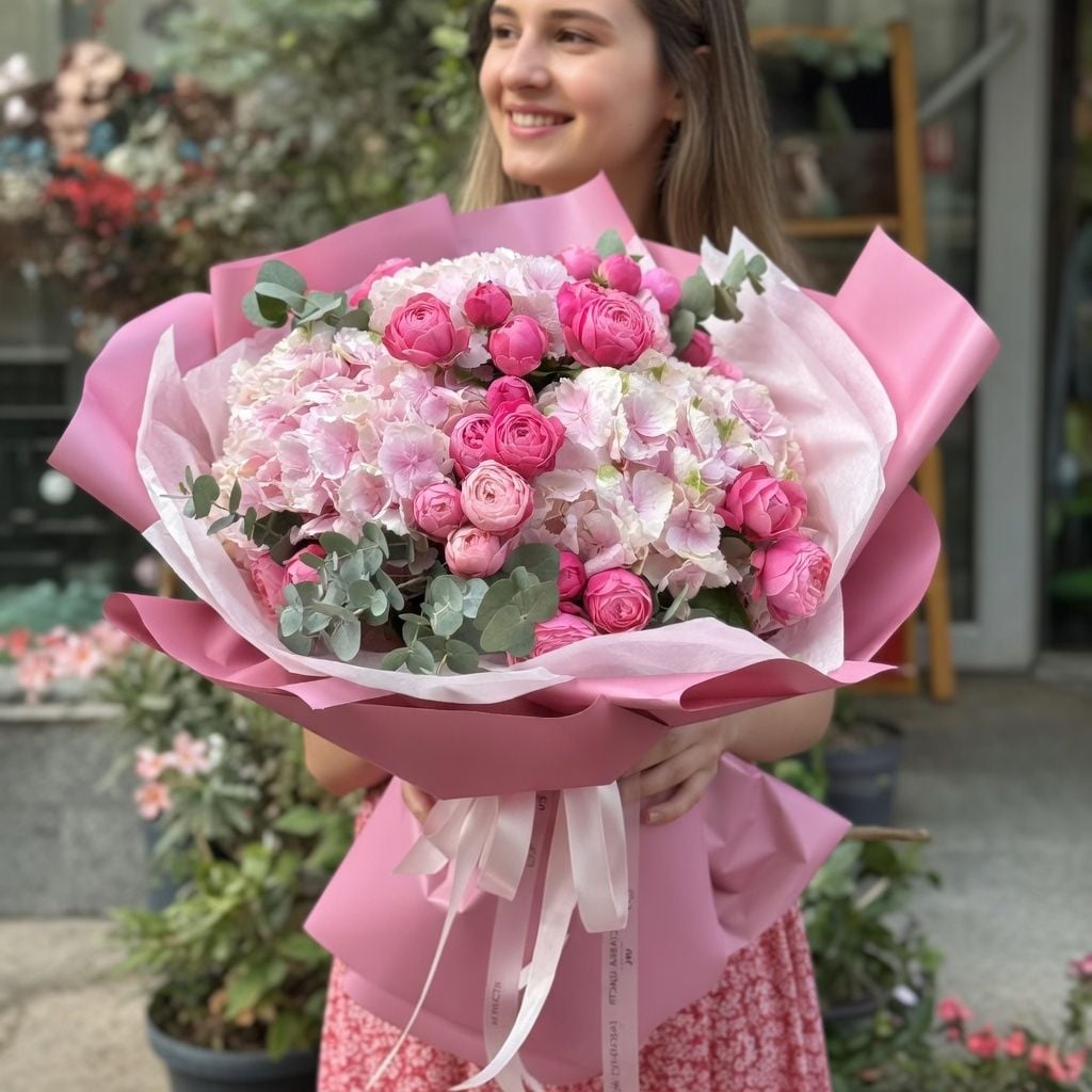 hydrangea, rose (9 pcs.), eucalyptus, packaging, ribbon