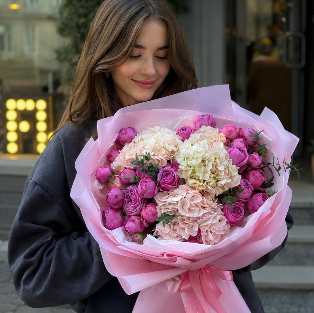 hydrangea, rose (9 pcs.), eucalyptus, packaging, ribbon