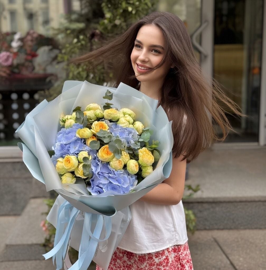 hydrangea, rose peony bubbles (9 pcs.), eucalyptus, packaging, ribbon
