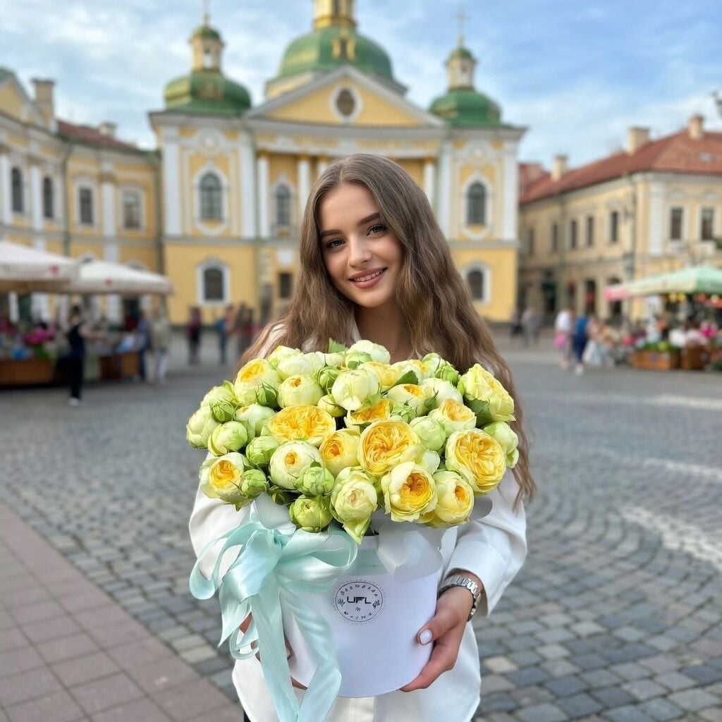 Bouquet Yellow spray roses in a box