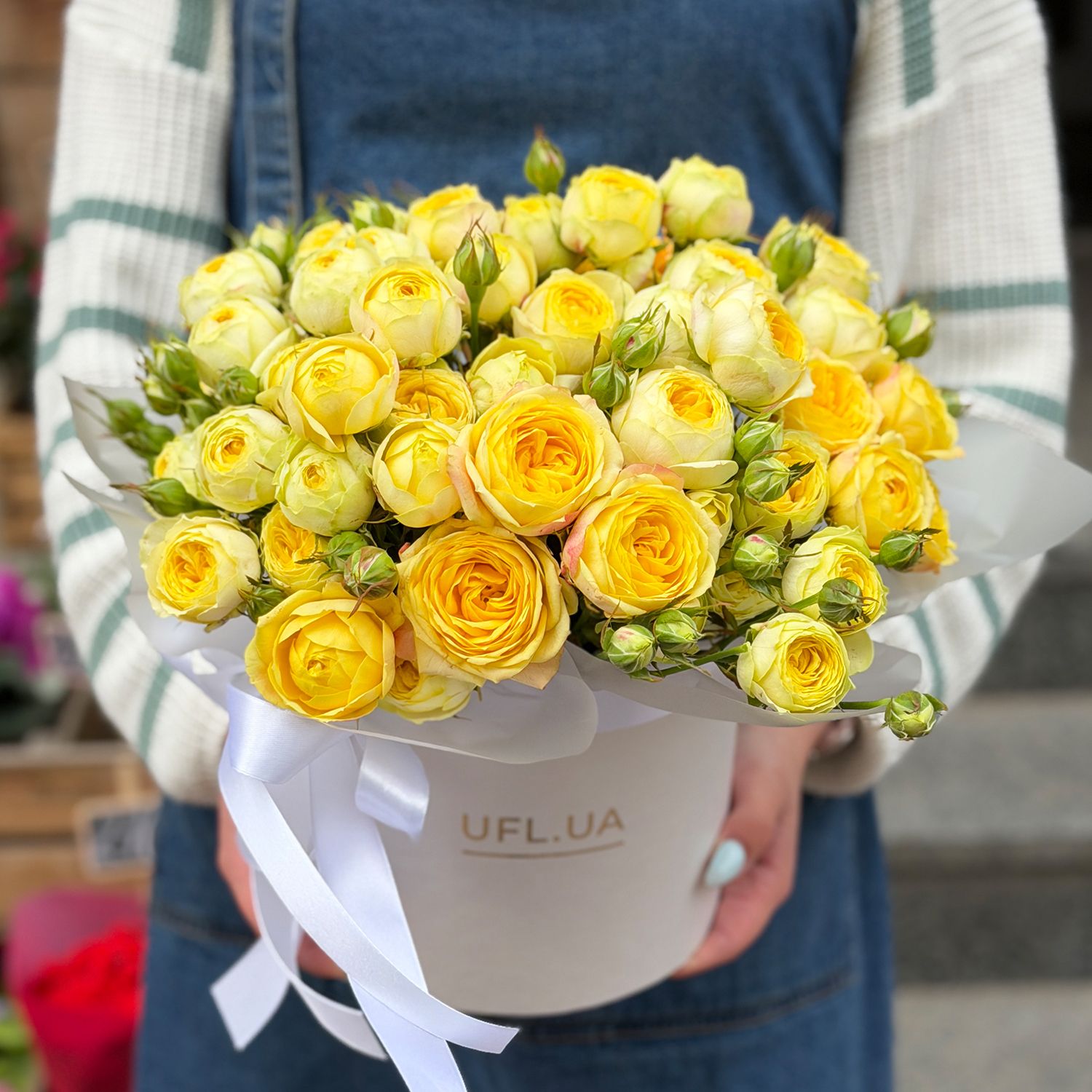 Bouquet Yellow spray roses in a box