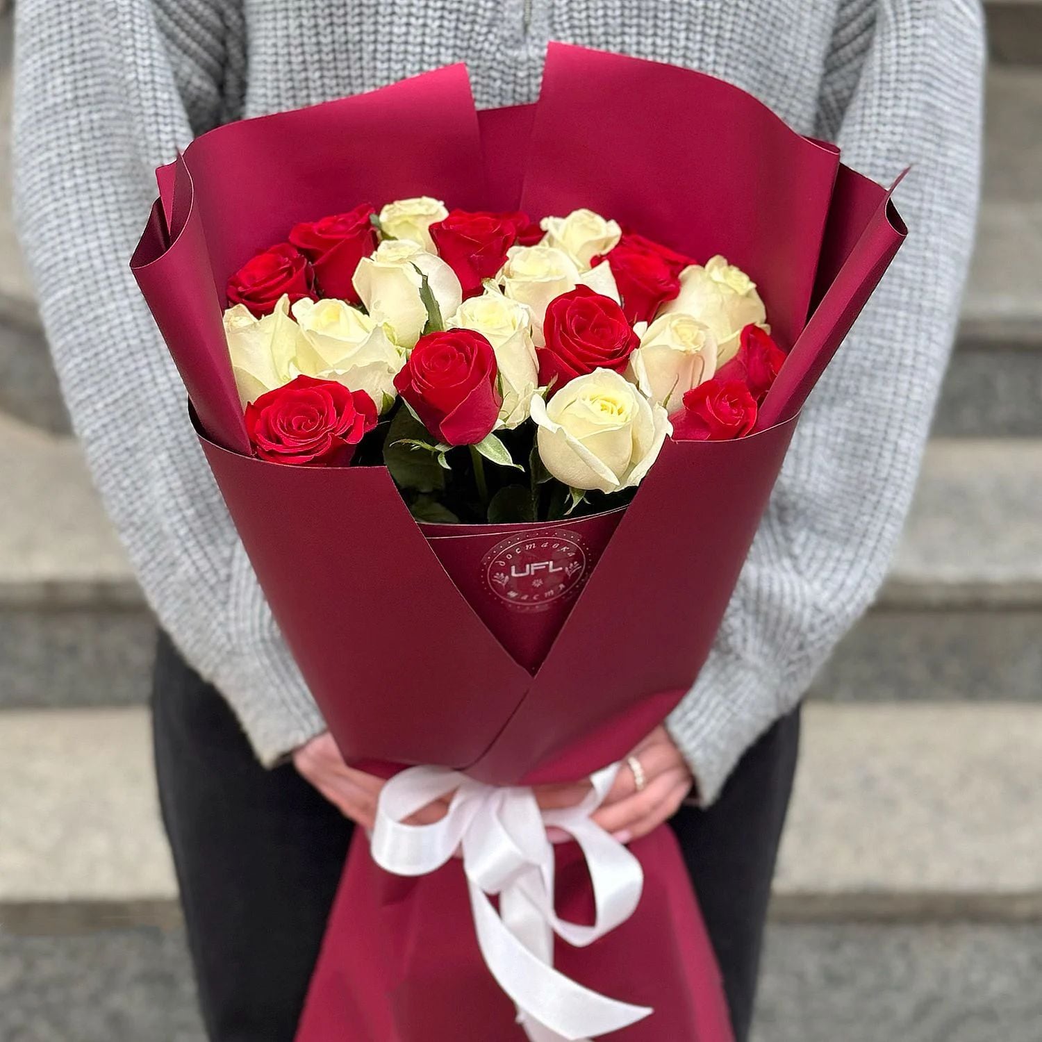 Bouquet 21 red and white roses