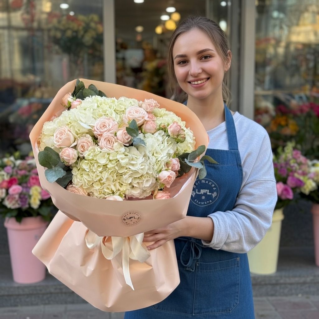 Bouquet Tender bouquet of hydrangea and roses