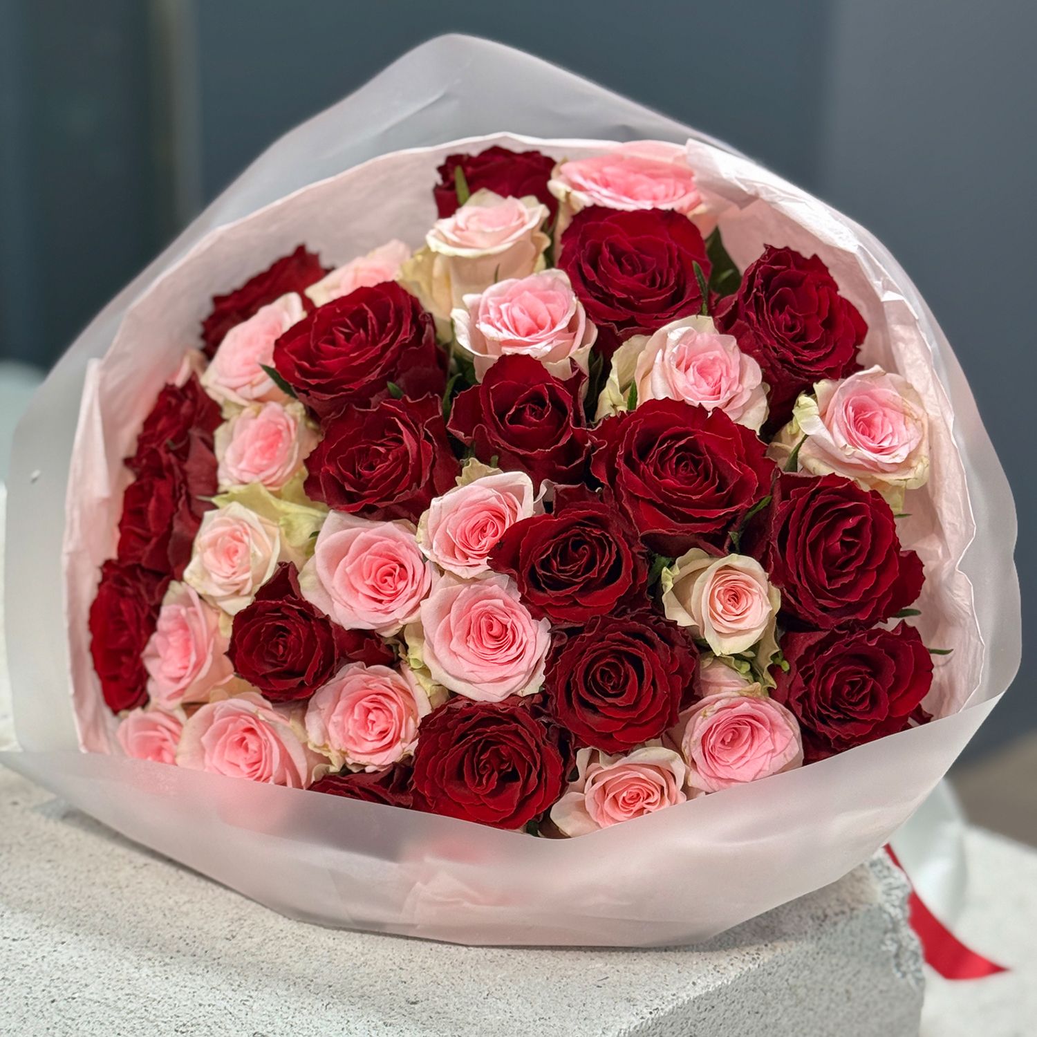 Bouquet 51 red and pink roses Kenia
