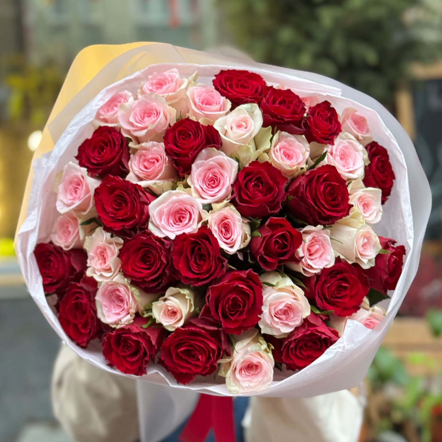 Bouquet 51 red and pink roses Kenia