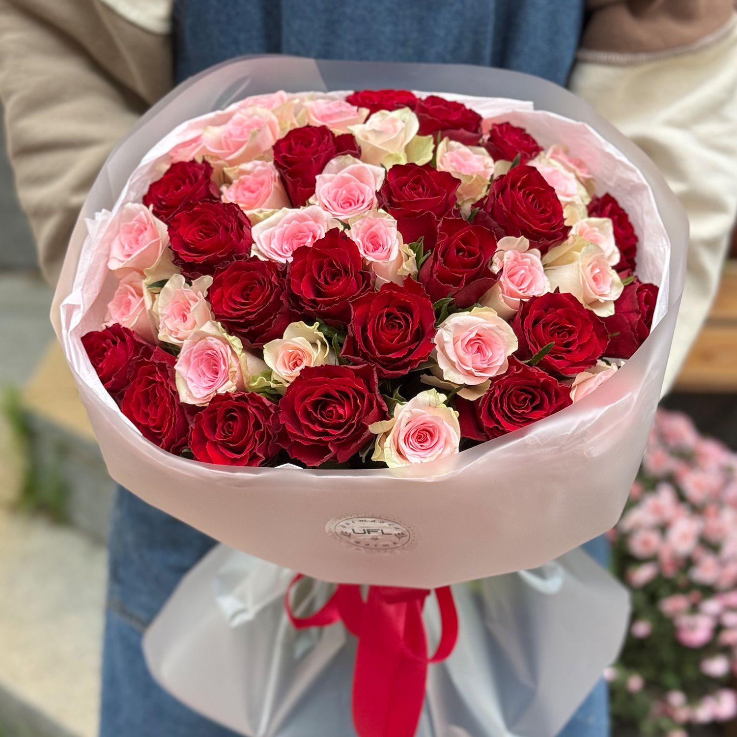 Bouquet 51 red and pink roses Kenia