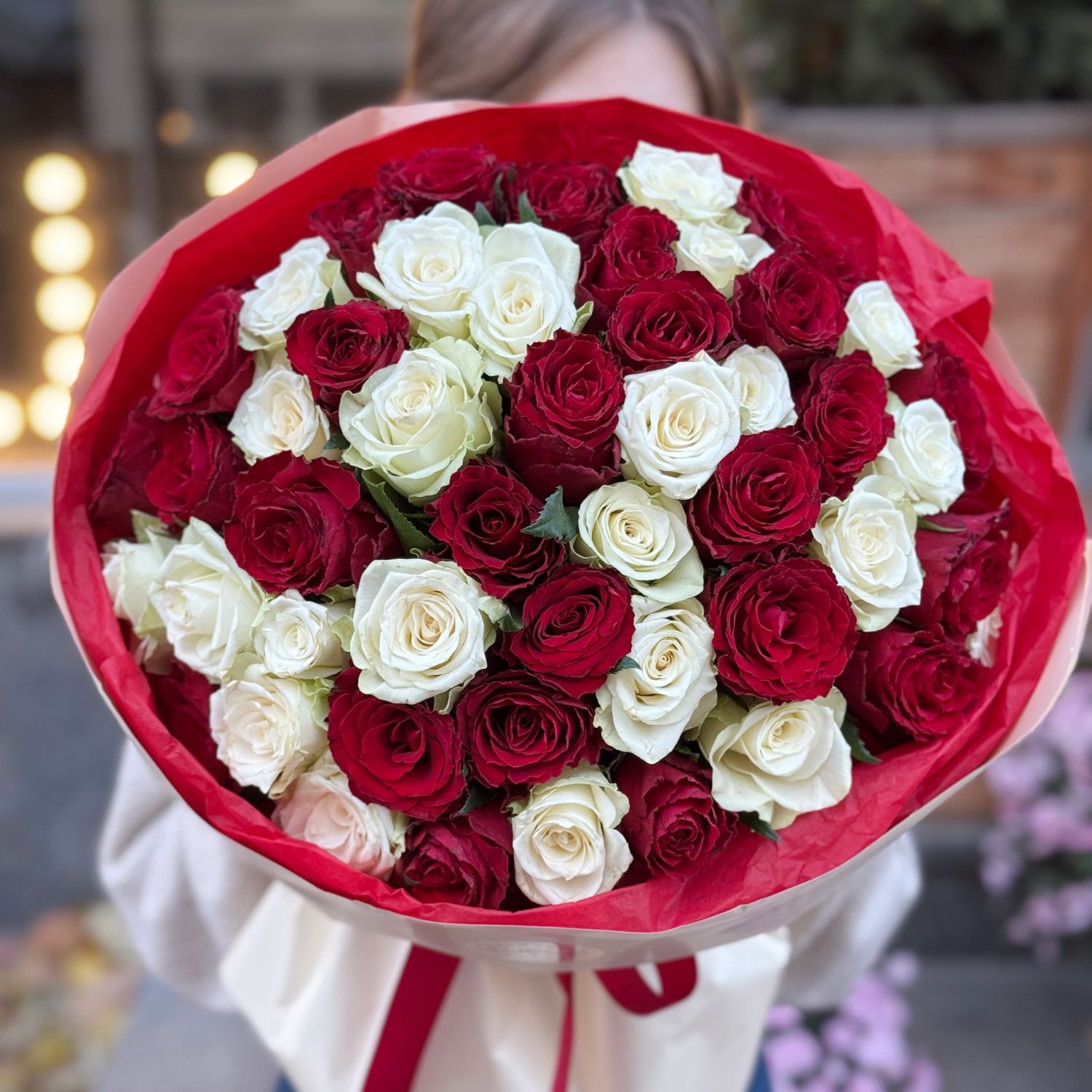 Bouquet 51 red and white roses Kenia