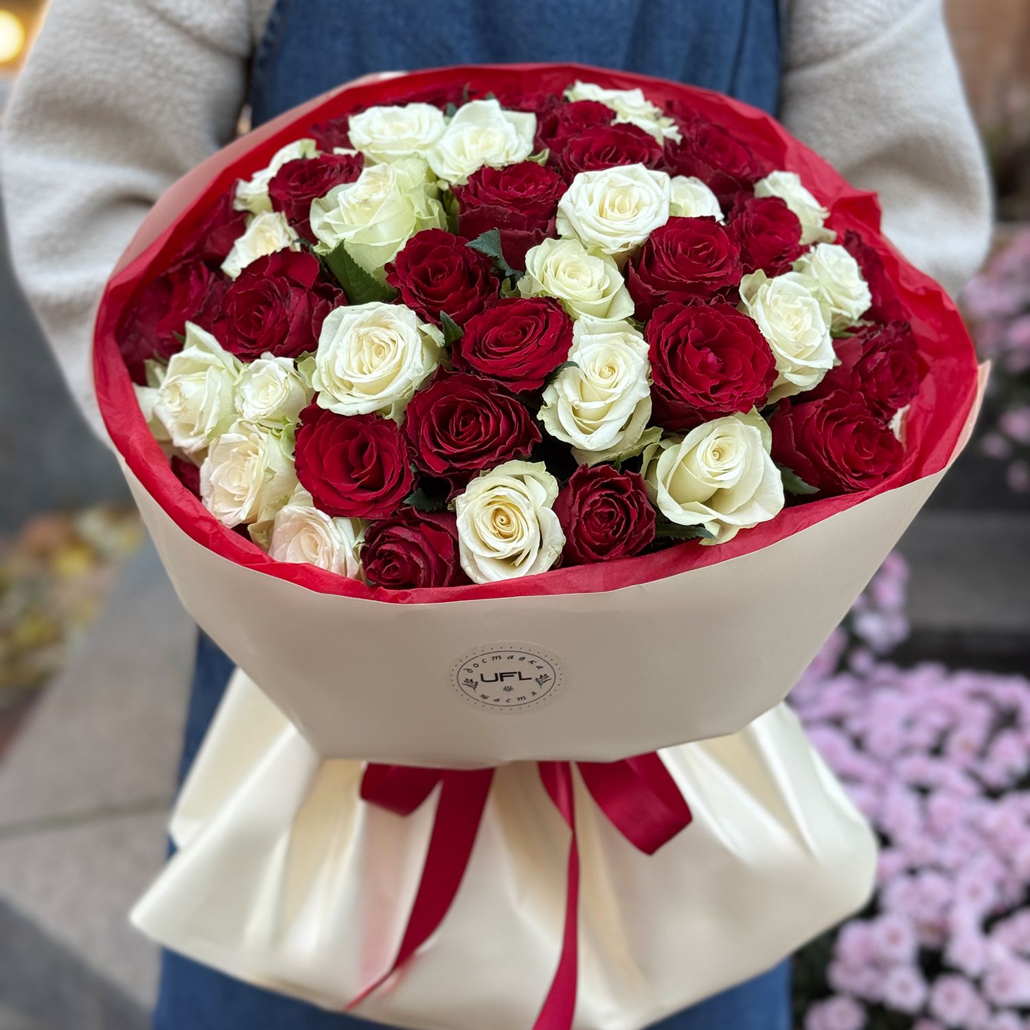 Bouquet 51 red and white roses Kenia