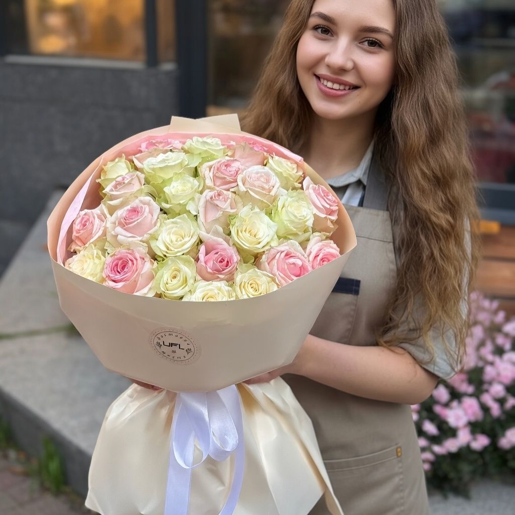 Bouquet  25 pink and white roses Kenia