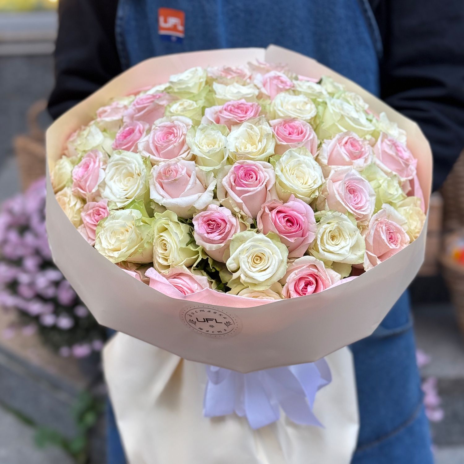 Bouquet 51 pink and white roses Kenia