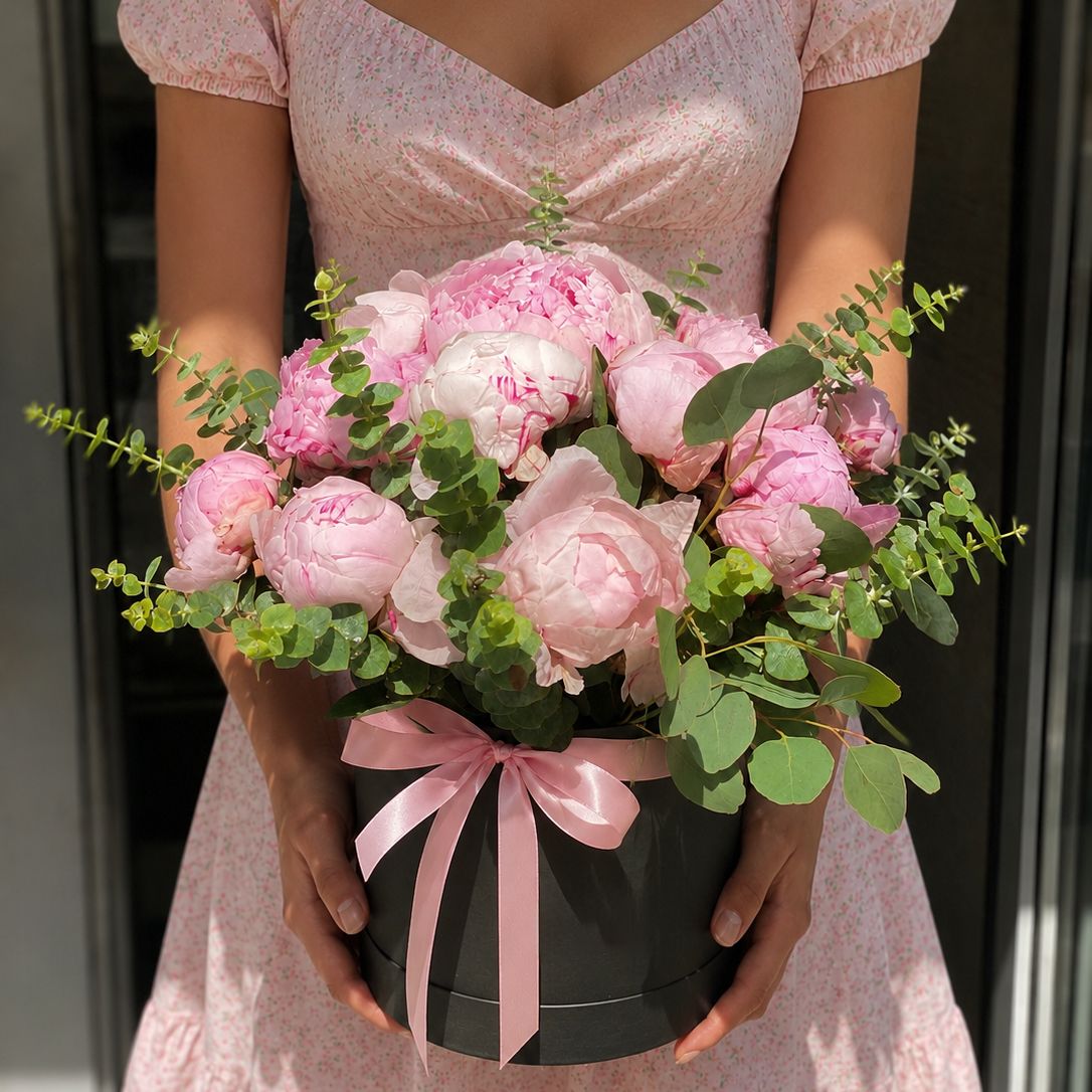 Bouquet Pink peonies in a black box
