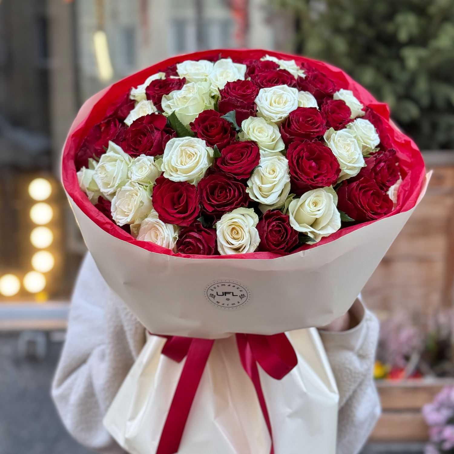 Bouquet 51 red and white roses Kenia
