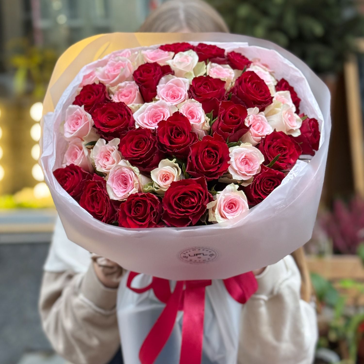 Bouquet 51 red and pink roses Kenia