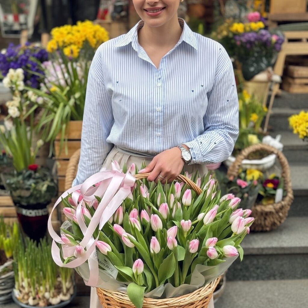 Bouquet 101 tulips in a basket