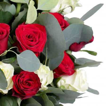 Buy the gorgeous bouquet of roses with delivery