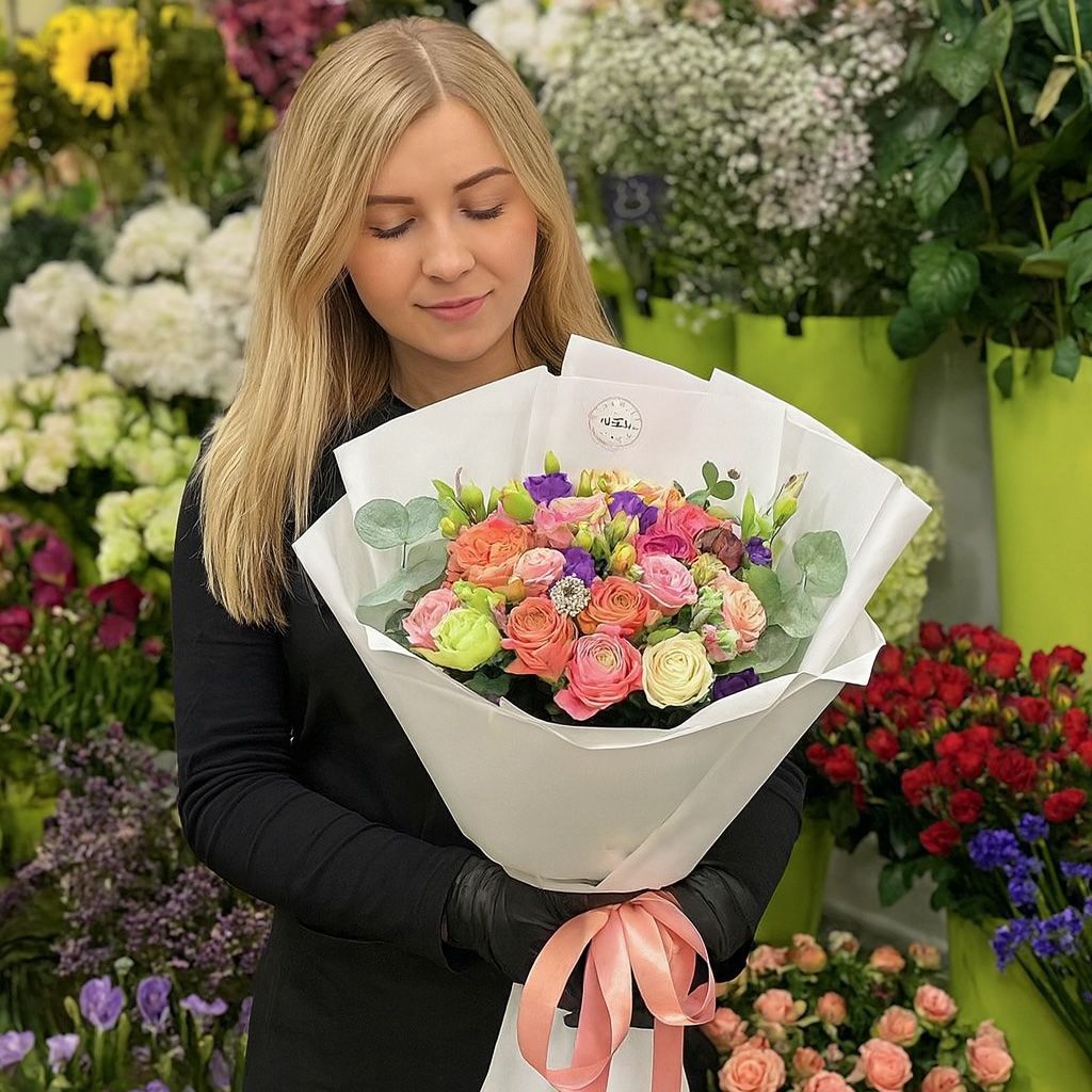 spray roses, trachelium, rose silva pink bubbles, violet eustoma, eucalyptus, packaging, ribbon