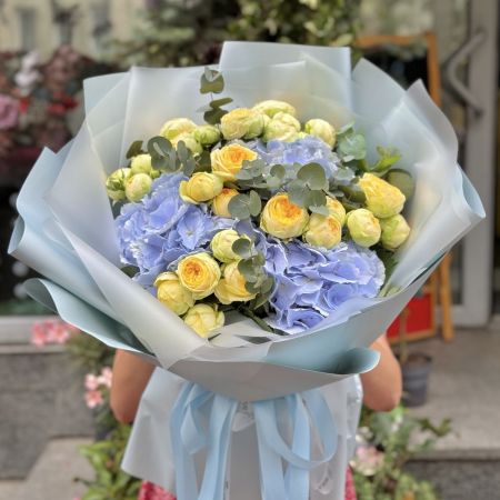 Bouquet Blue hydrangea and yellow roses