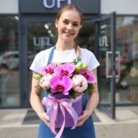 white hydrangea, oasis, phalaenopsis orchids (3 pcs.), cream spray rose (7 pcs.), round box m 20x21cm, lilac eustoma, packaging, ribbon